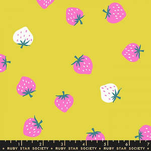 Fabrics textile: Strawberry Toss Citron Fat Quarter - Picture Book Kimberly Kight Ruby Star Society