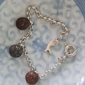 Charm Bracelet with 3 large kinas