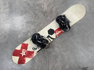 Hobby equipment and supply: Quiksilver 140cm Snowboard With Bindings