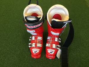 Hobby equipment and supply: Nordica DOBERMAN 23cm Ladies Ski Boots Red *Excellent Condition*