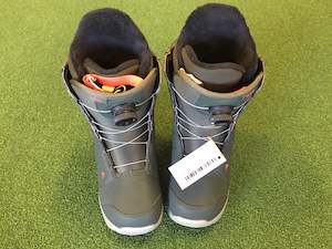 Hobby equipment and supply: 2021 Burton Moto 27cm US9 Snowboard Boots with BOA *Like New*