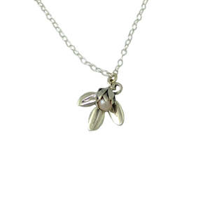 Redmanuka: Silver Pearl Bud and Leaf Necklace