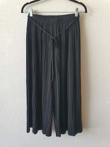 Missguided black pleated wide-legged pants Size 8