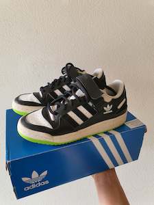 Second hand clothing: ADIDAS Shoes 6 1/2