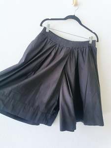 Second hand clothing: Kowtow Shorts M