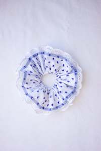 Clothing: Scrunchie - Blue/White 💙