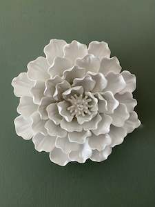 Administrative: CERAMIC WHITE FLOWER WALL DECOR