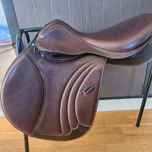 Internet only: Pessoa Tomboy brown leather jump saddle. 17", interchangeable gullet