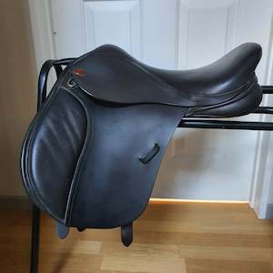 Internet only: Kent and Masters 'pony club' GP brown leather saddle 15" interchangeable gullet