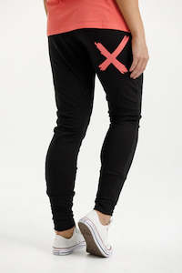 Frontpage: Apartment Pants Black with Berry