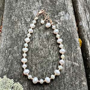 Jewellery: White freshwater pearl bracelet