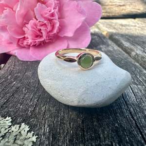 9 carat New Zealand greenstone Amore ring