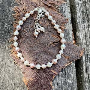 Pink & white freshwater pearl bracelet