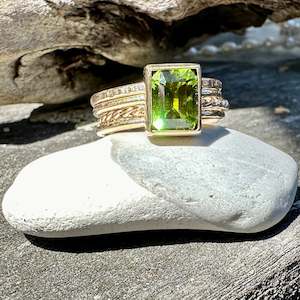 Peridot fine unity ring