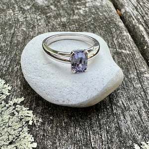 Jewellery: 1.23 carat Sapphire ring