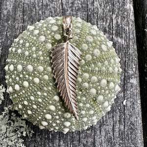 Jewellery: 9 carat gold silver fern pendant