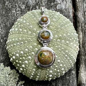 Jewellery: 3 tier Marsden flower greenstone and sterling silver pendant