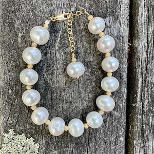 White freshwater pearl bracelet