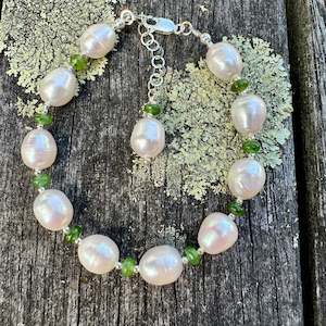 Freshwater pearl and siberian jade bracelet