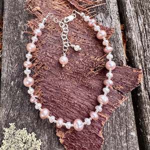 White & pink freshwater pearl bracelet