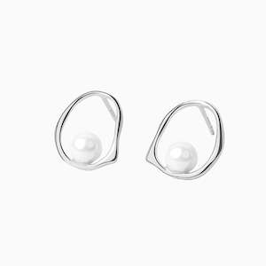 Jewellery: Merida Shell and Pearl Earrings in s925 with rhodium plating