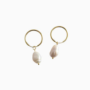 Jacqui Pearl Pendant Earrings in s925 with gold plating