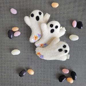 Ruby & Bear x Store 17 - Single Large Beaded Ghost Clips In Cream