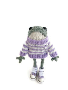 Toy manufacturing: Frank Frog - green knitted frog with sweater