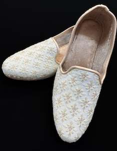 Footwear: Velvet based very soft cushioned Men’s Punjabi Jutti