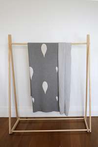 Clothing wholesaling: Grey Marl with White and Cream Raindrops Jacquard Blanket