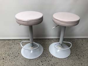 2 x White Bar Stools (20117)