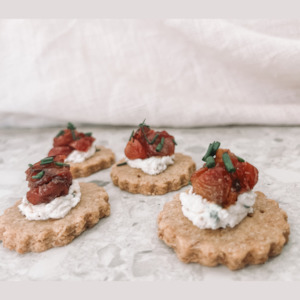 Christmas Fingerfood: Homemade pecan shortbread with whipped goats cheese & Roasted Grapes