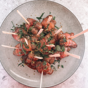 Christmas Fingerfood: Sticky pomegranate and pistachio pigs in blankets