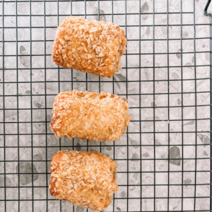 Cacio e pepe cheese rolls with crunchy potato chip crust