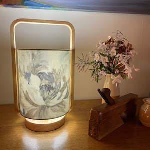 Petals table lamp