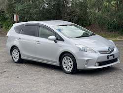 Toyota Prius Alpha - 2012