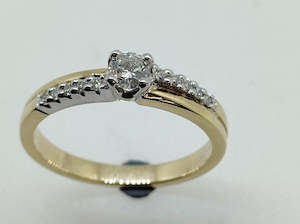 Jewellery: 9CT 11 Stone Diamond Ring L19079D