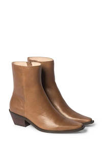 Clothing: Zoe Kratzmann Intimation Boot in Choc