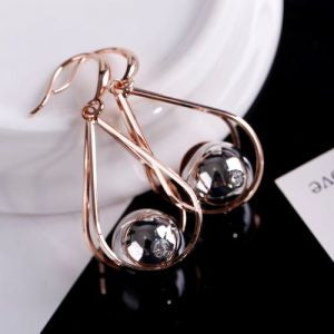 Womenswear: Earring with Ball