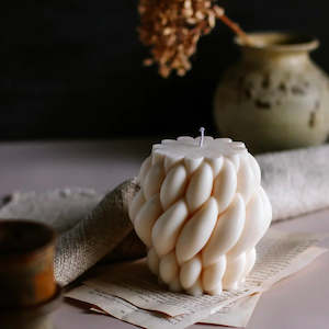 Gift: Medium White Entanglement Candle - Vanilla Caramel