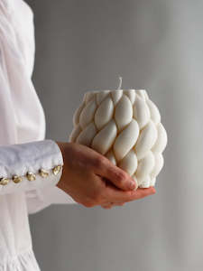 Gift: Large White Entanglement Candle - Vanilla Caramel