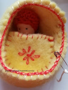 doll,s play: Felt bassinet with baby