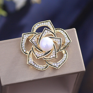 Womenswear: Fresh Accessories - Brooch Flower Gold Pearl