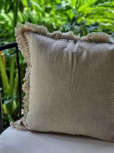 Spring Living: Linen Cushion Cover - Edges Stitch