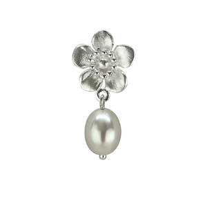 Jewellery: Pendant - NZ Manuka Flower (large) with Fresh Water Pearl