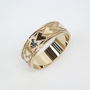 9ct Yellow Gold 8mm Wide Diamond Spear Patterned Wedding Ring