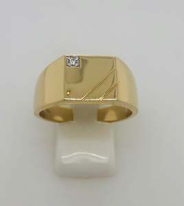 9ct Gold Gents Signet Ring With Diamond Setting - 030