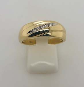 9ct Gold Gents Dome Look Ring With Line Of Diamonds - 027