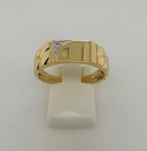 9ct Gold Gents Nugget Look Signet Ring With Diamond - 026