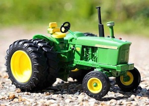 Britains 43311 John Deere 4020 2 WD Tractor with rear duels